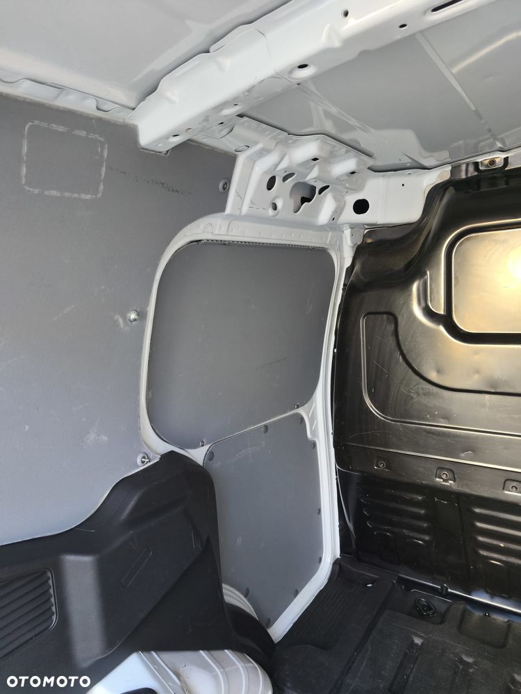 Ford Transit Courier - 17