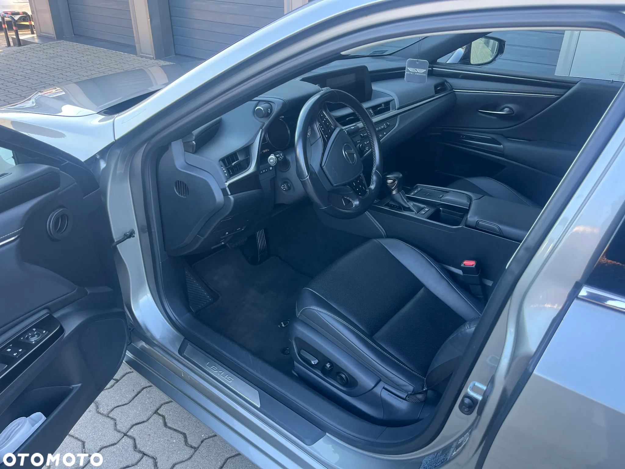 Lexus ES 300h Business Edition - 4