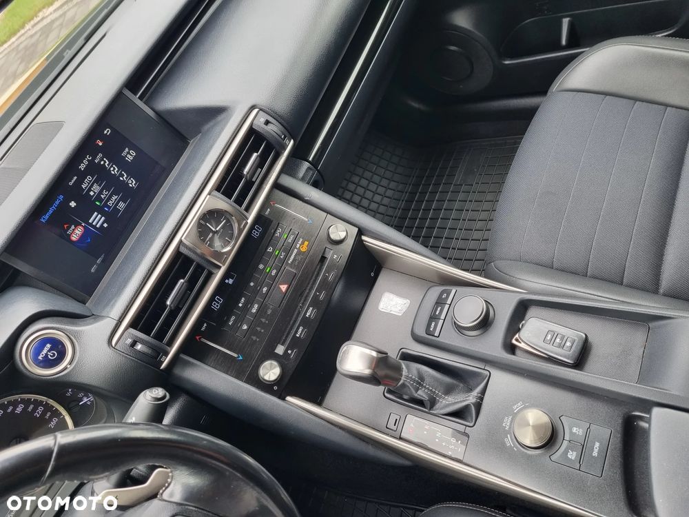 Lexus IS Business Edition - 8