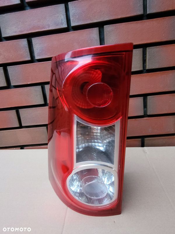 Dacia Logan I 08-12 Lampa tylna lewa tył - 1