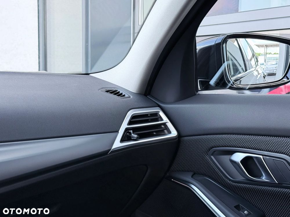 BMW Seria 3 320i sport - 38