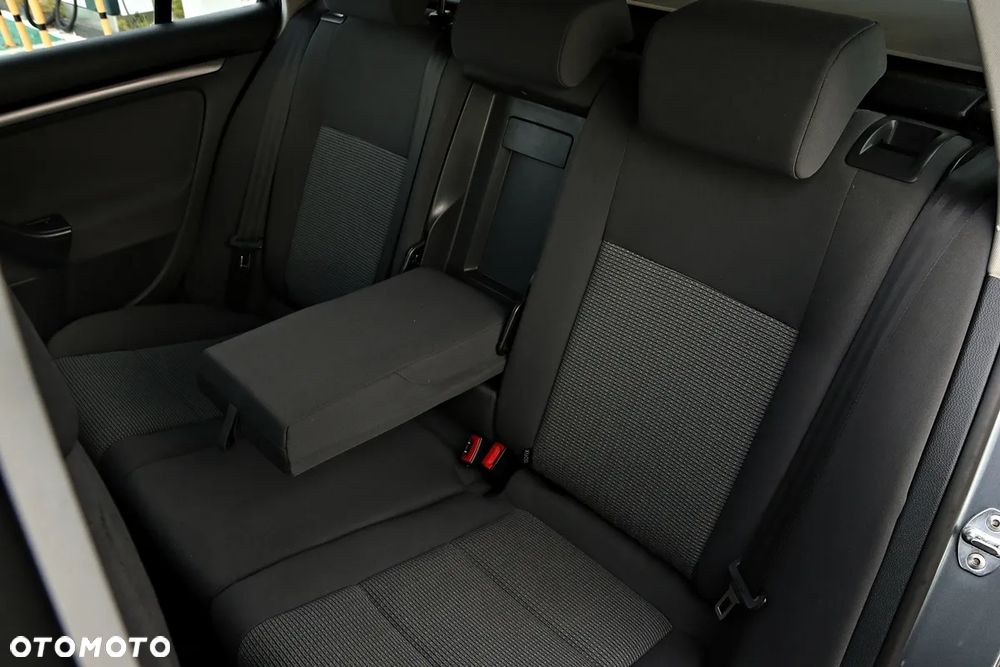 Volkswagen Golf - 34