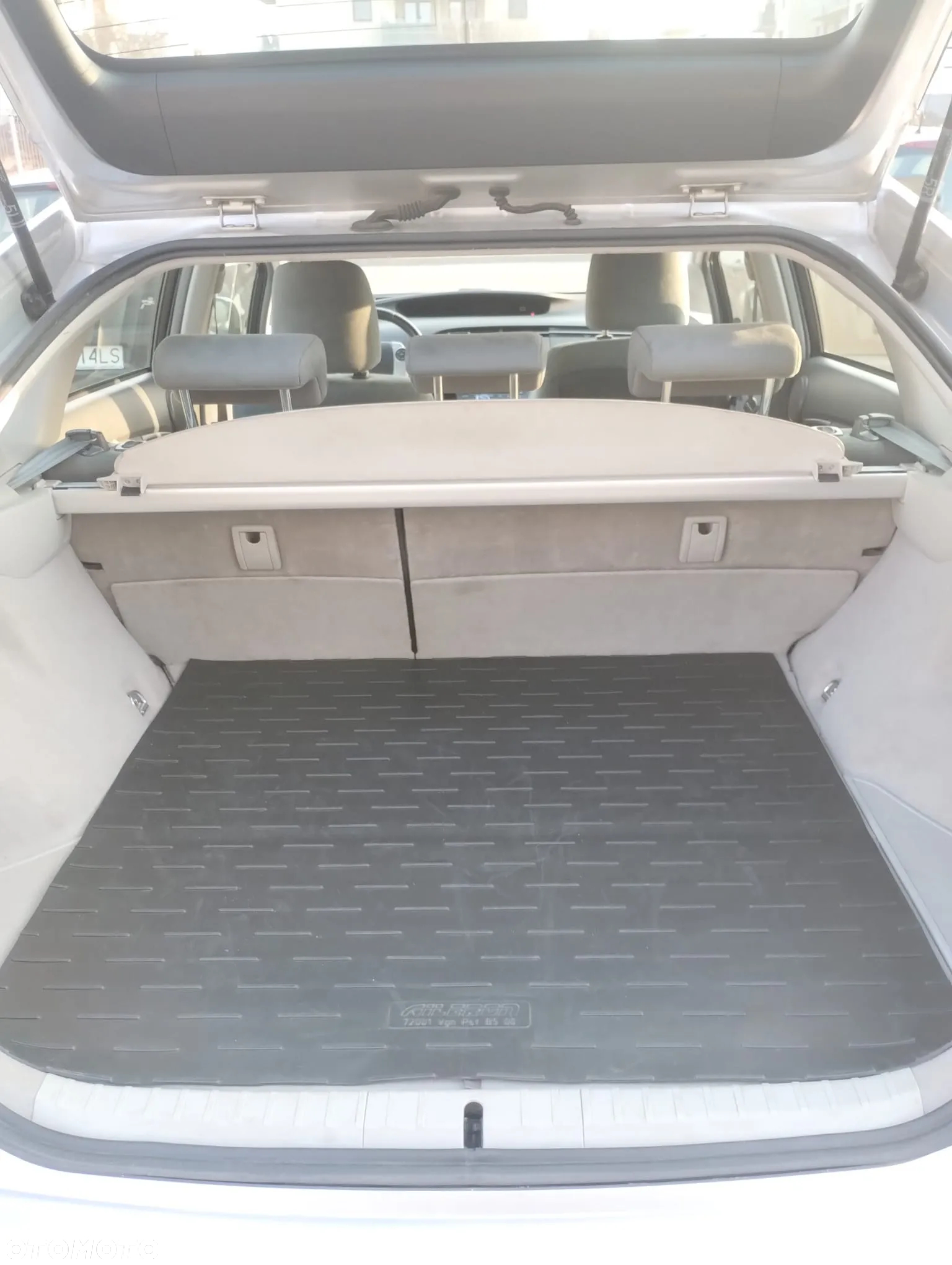 Toyota Prius (Hybrid) - 7