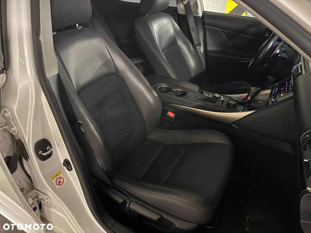 Lexus IS 300h Elegance - 27
