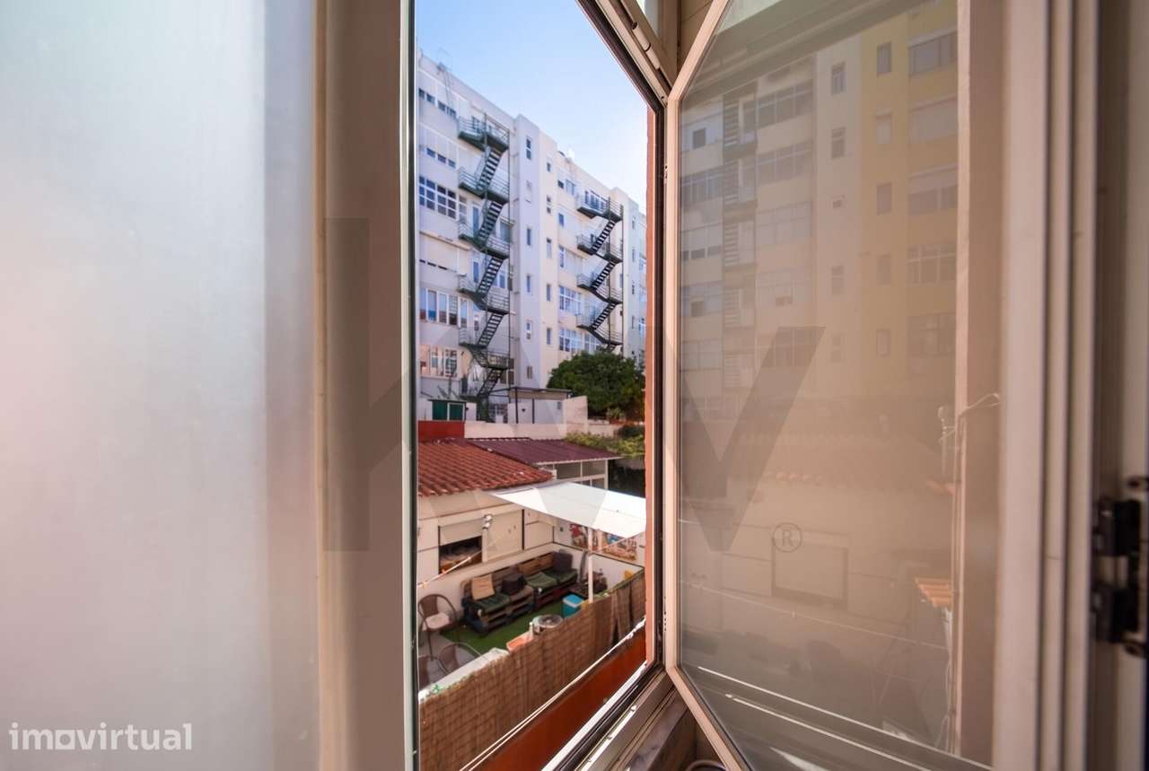 Apartamento com logradouro de 50 m2 no Bairro das Colónias - Grande imagem: 3/28