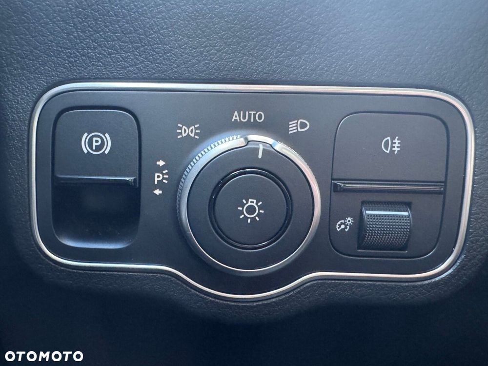 Mercedes-Benz GLA 180 - 24