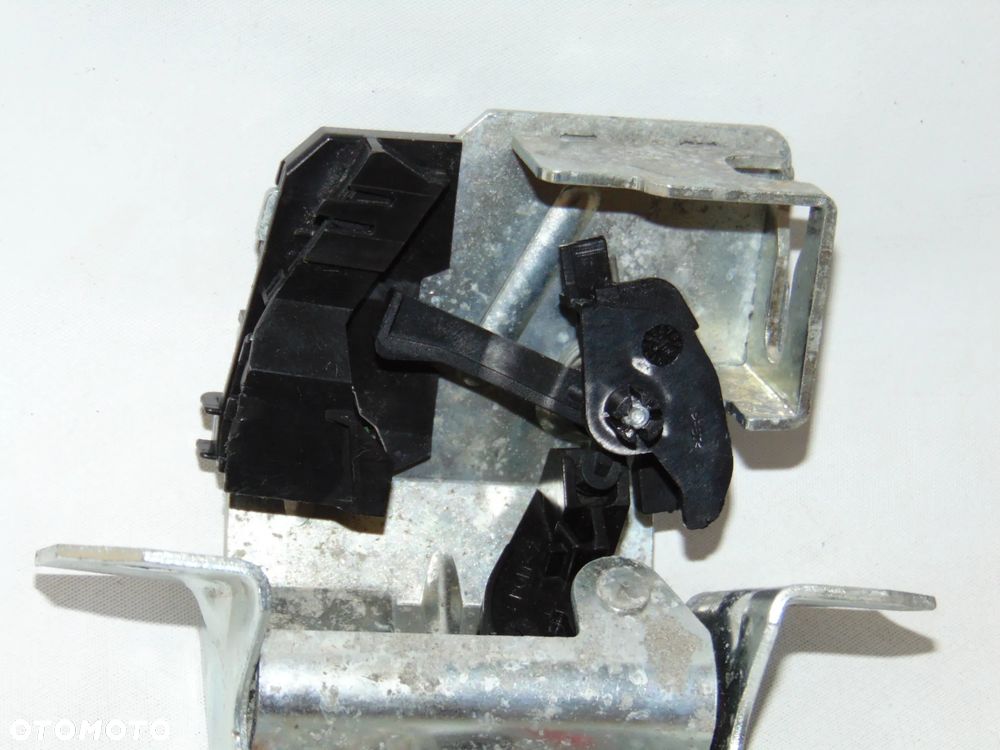 Zamek tylny klapy bagażnika Mercedes W414 Vaneo 01-05r - 12