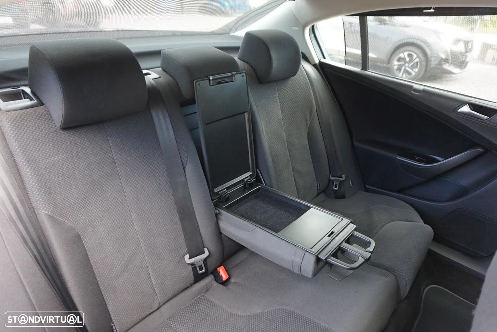 VW Passat 2.0 TDI BM Confortline - 25