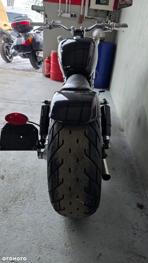 Suzuki Intruder - 16