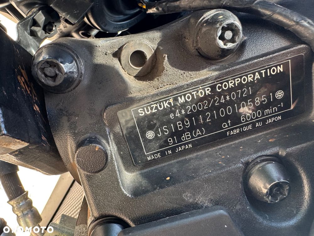 Suzuki GSR - 13