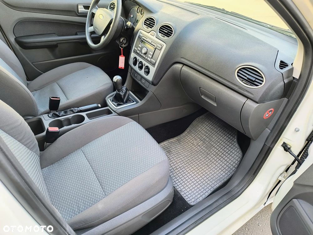 Ford Focus 1.6 TDCi DPF Ambiente - 8