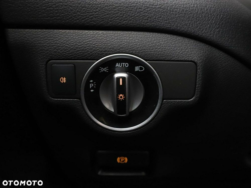 Mercedes-Benz CLA 180 7G-DCT Urban - 33