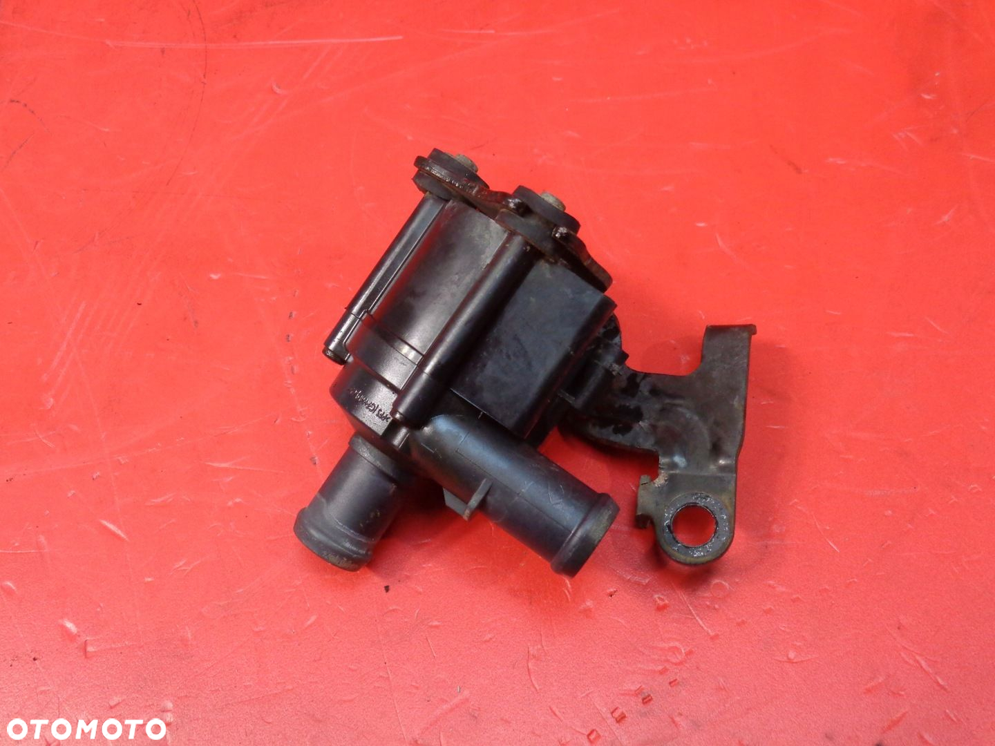 Pompa wody uchwyt VW Seat 1.6 TDI CLH 2014r 5Q0121599Q - 2