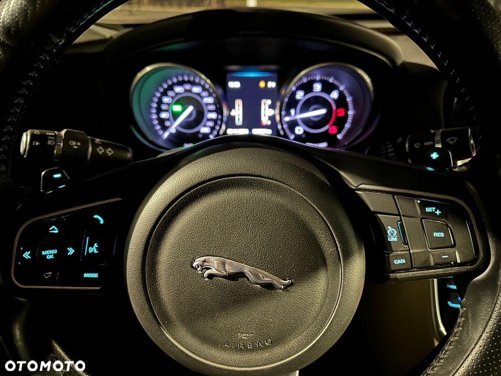 Jaguar XE 2.0 D Prestige - 32