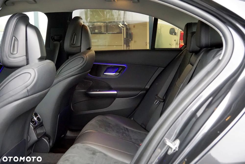 Mercedes-Benz Klasa C 180 9G-TRONIC AMG Line - 20