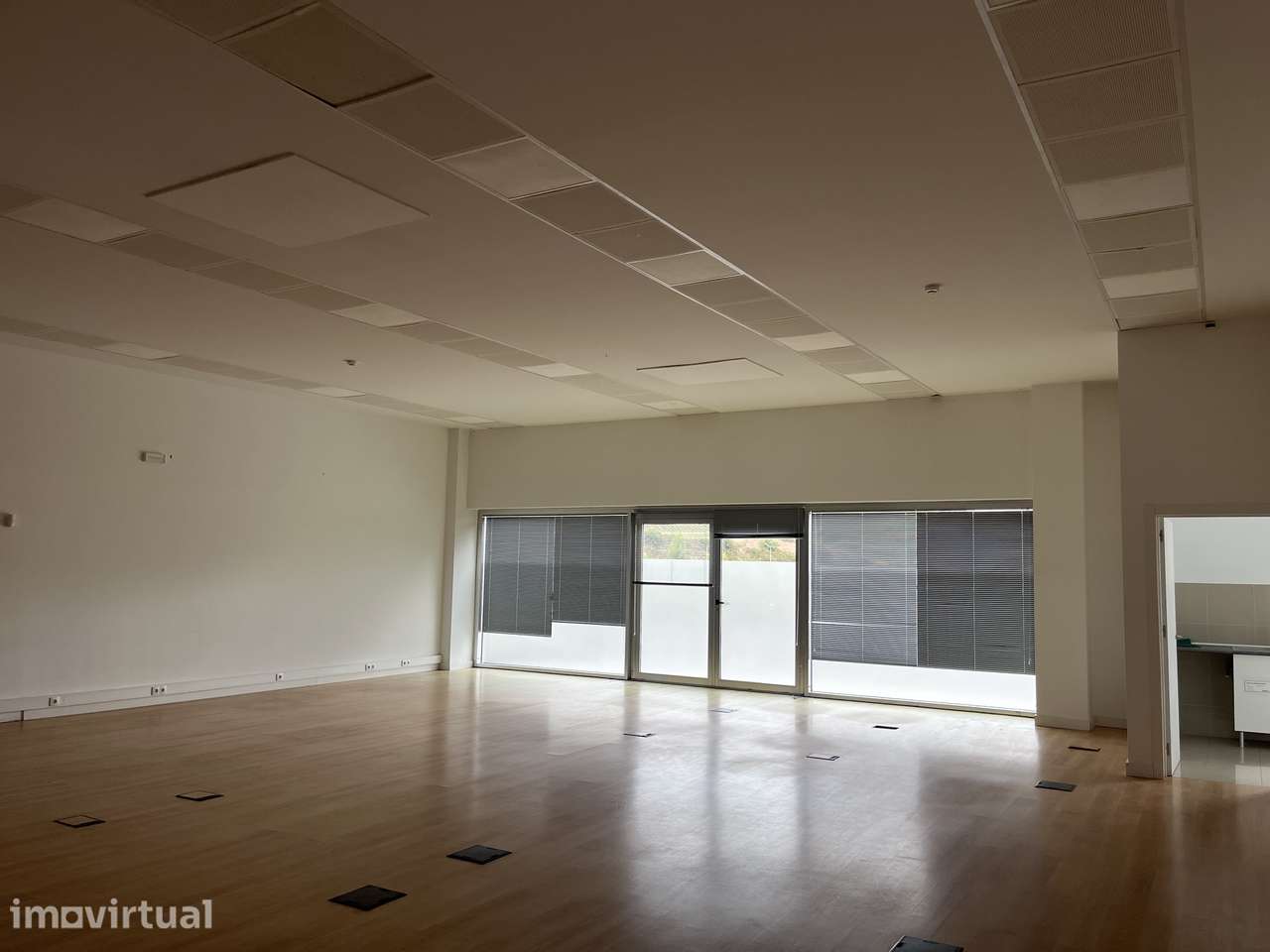 Loja / Escritório com Terraço e 6 Lugares de Garagem em Torres Vedras - Grande imagem: 4/25