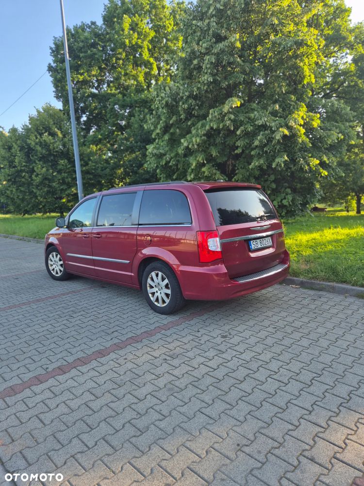 Chrysler Town & Country - 3