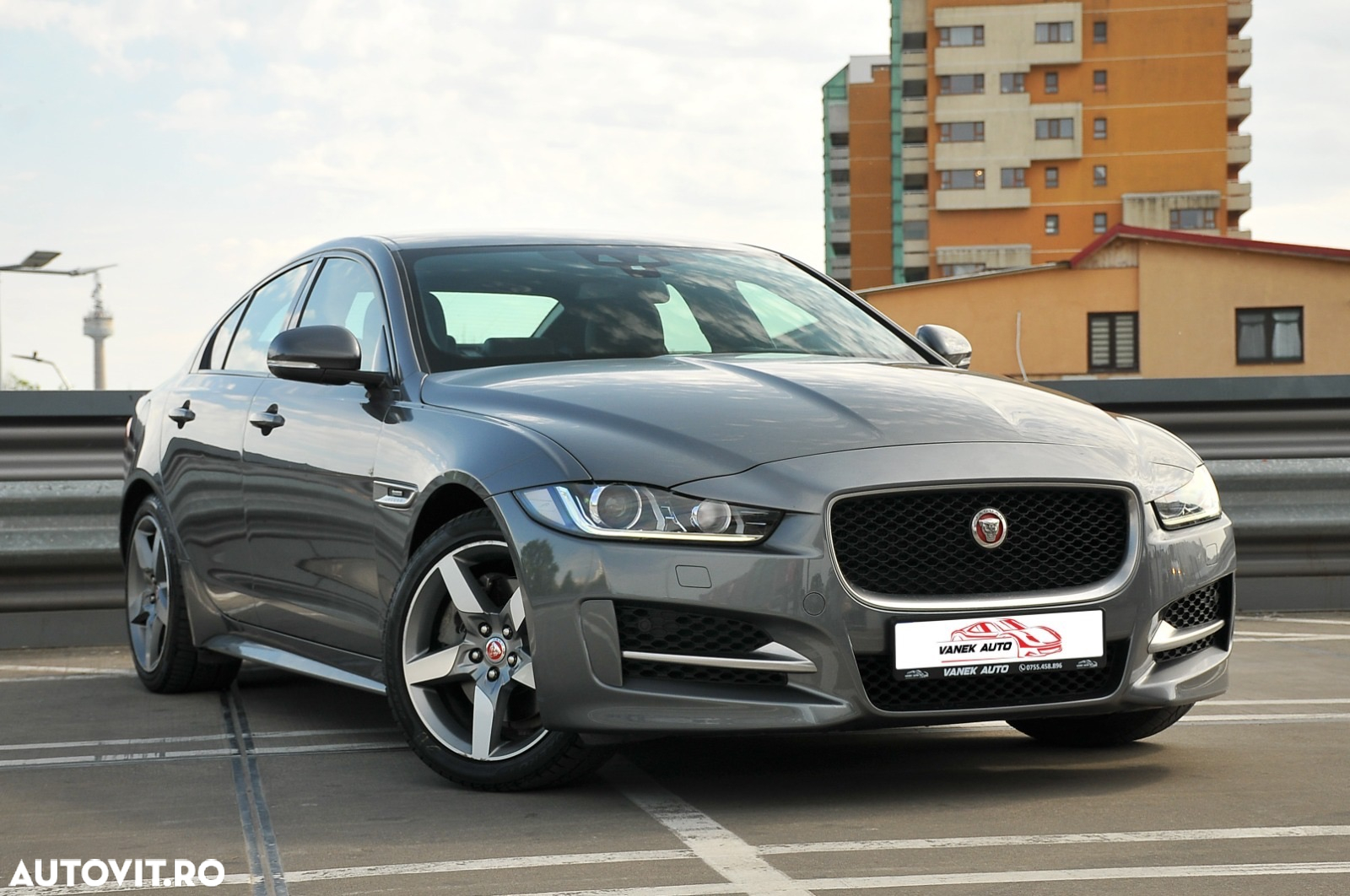 Jaguar XE 2.0 AWD R-Sport - 2