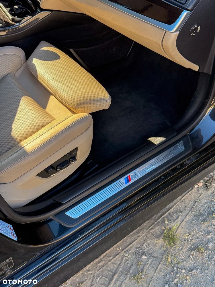 BMW Seria 5 550i xDrive - 15