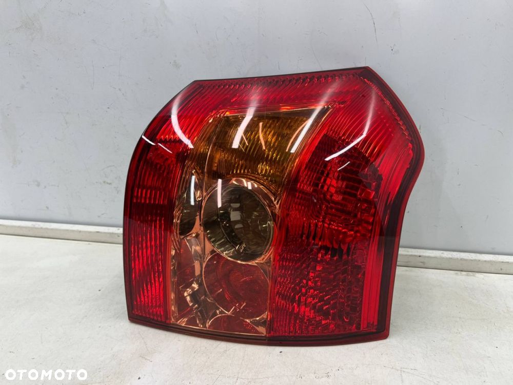 Lampa Toyota Corolla IX E12 HB hatchback LIFT 04-07r. prawa tylna w błotnik oryginalna prawy tył - 1