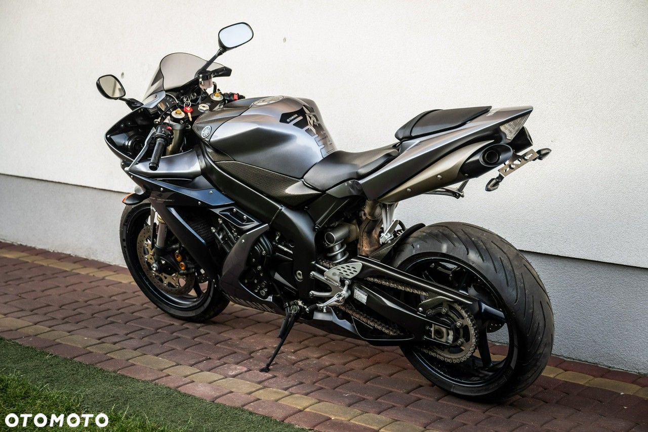 Yamaha R1 - 4