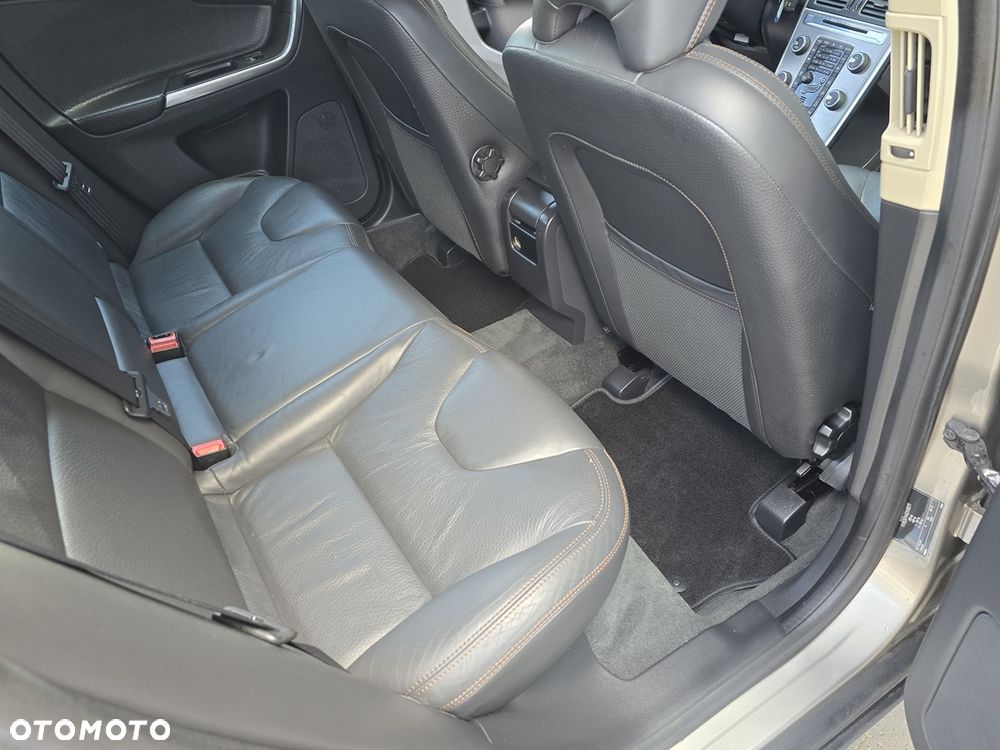 Volvo XC 60 D4 AWD R-Design Momentum - 14
