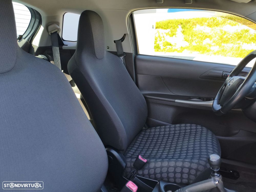 Toyota iQ 1.4 D-4D + - 11