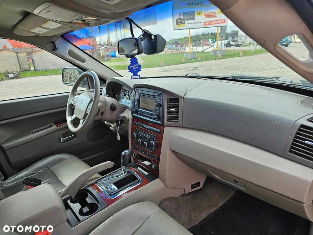Jeep Grand Cherokee - 22
