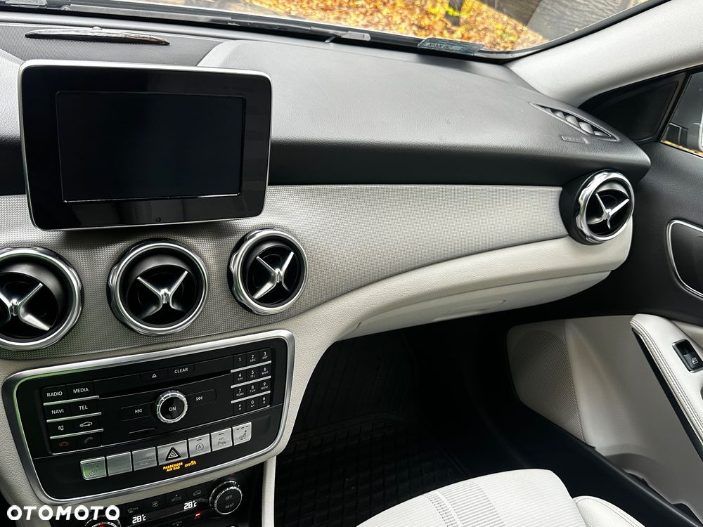 Mercedes-Benz GLA 180 7G-DCT - 11