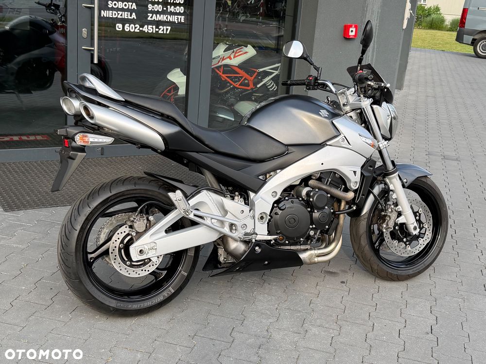 Suzuki GSR - 4