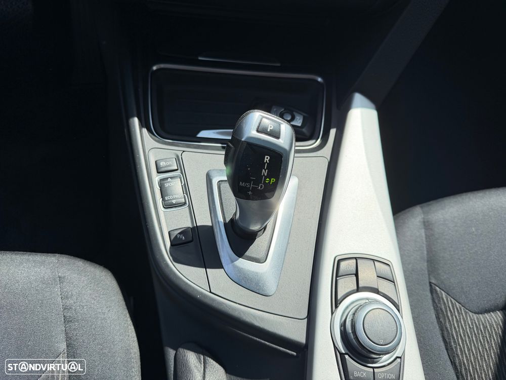 BMW 320 d Auto Line Luxury - 23