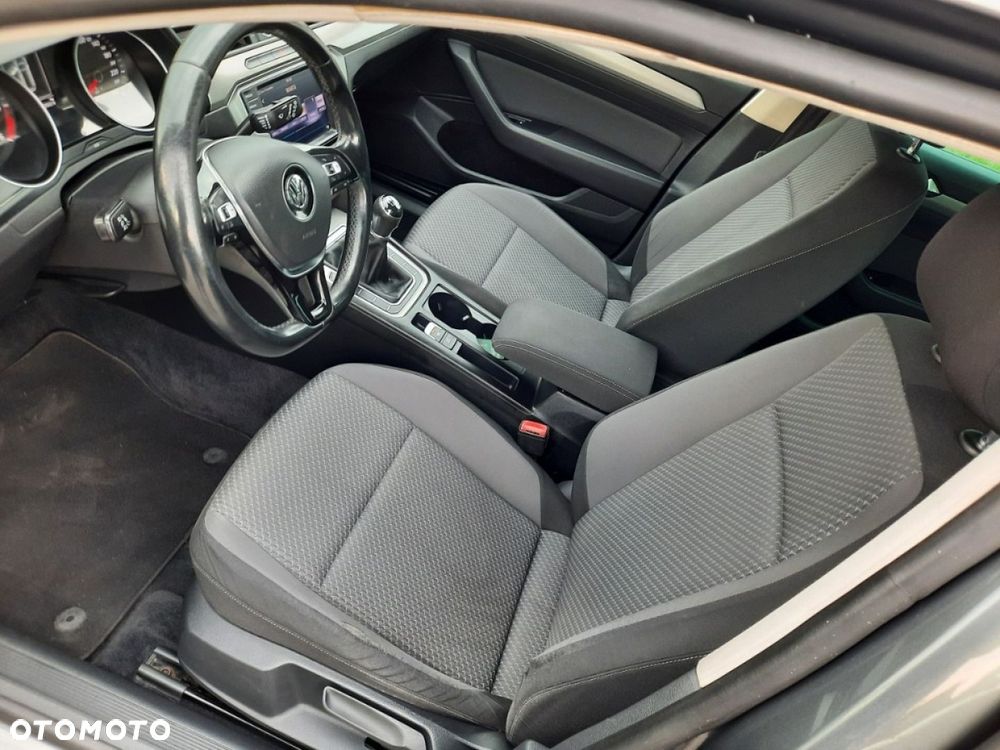Volkswagen Passat - 16