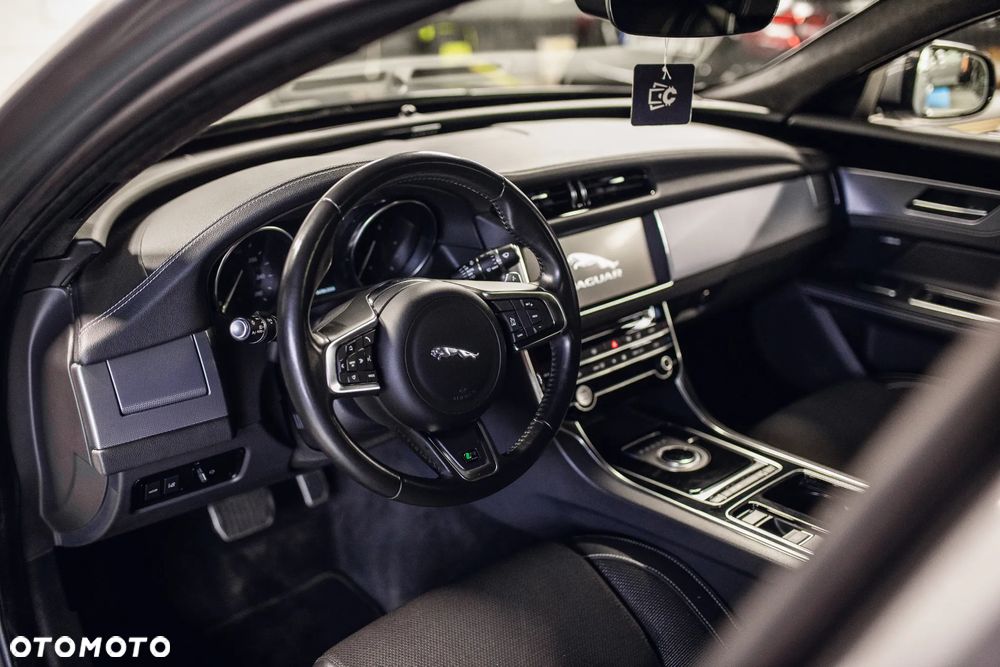 Jaguar XF 2.0 i4D AWD R-Sport - 28