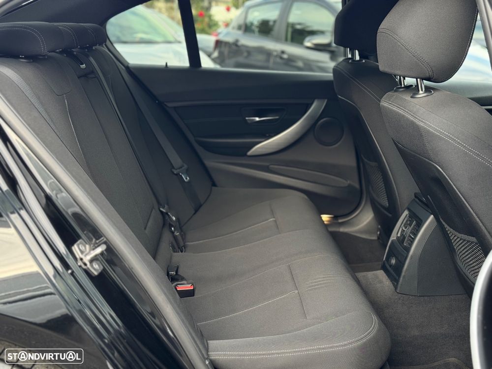 BMW 318 d Auto Line Sport - 26