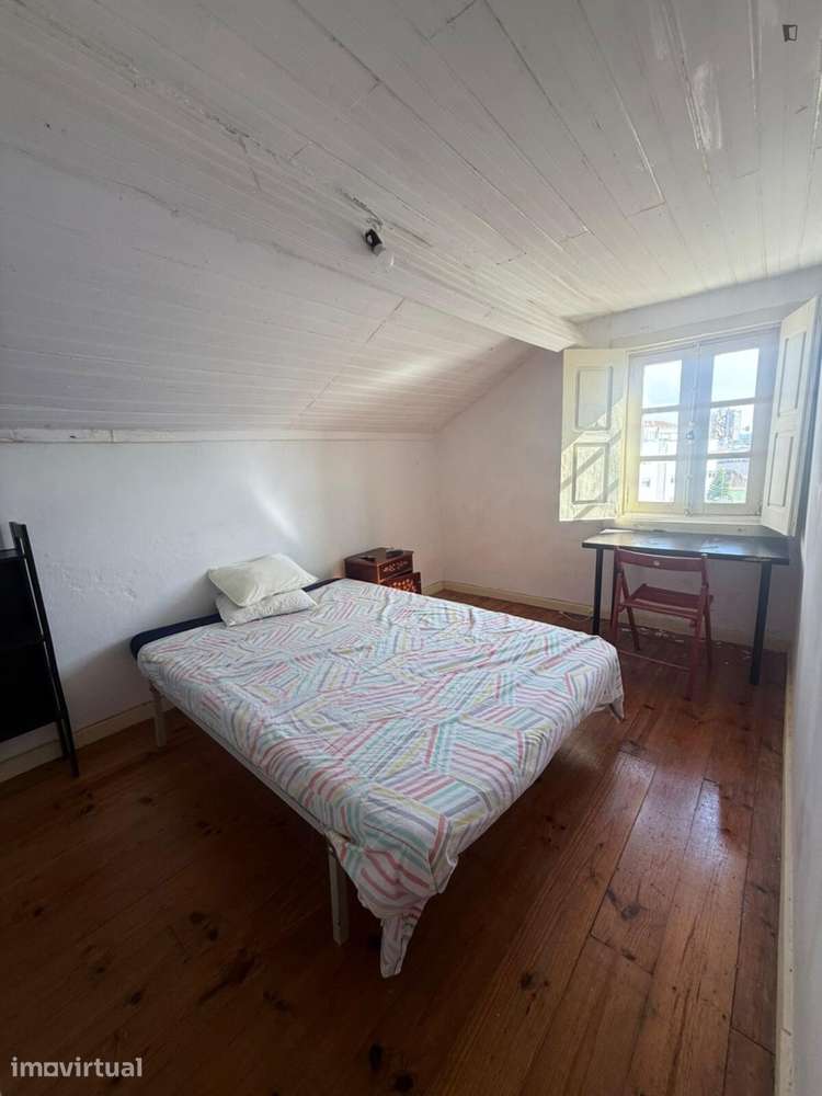 Quarto - localizado em Santo Ildefonso Porto - Grande imagem: 2/10