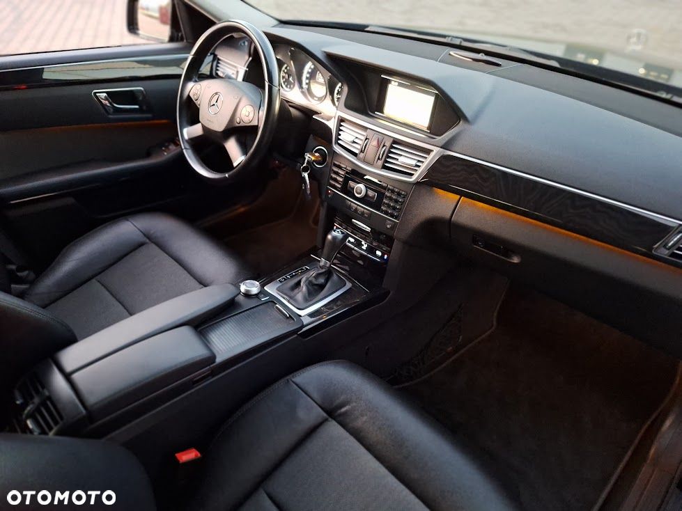 Mercedes-Benz Klasa E 200 CGI BlueEFFICIENCY 7G-TRONIC Avantgarde - 17
