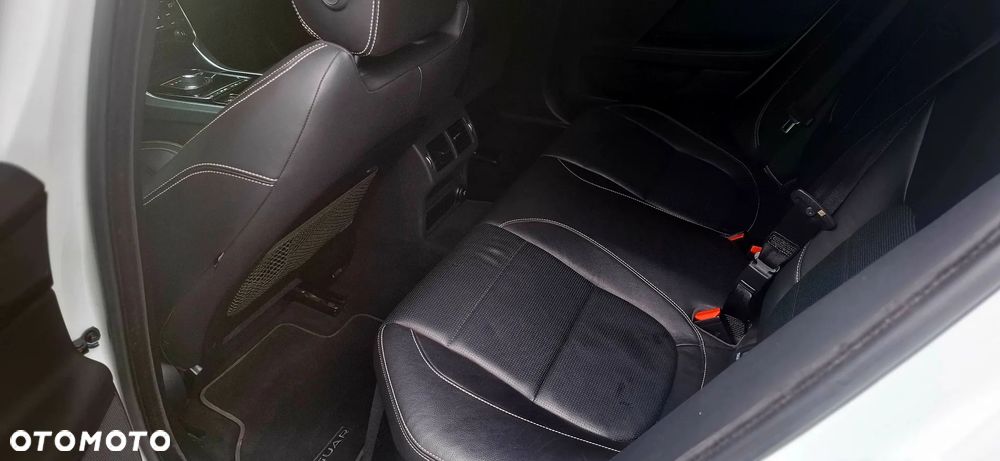 Jaguar XE 2.0 T R-Sport - 12