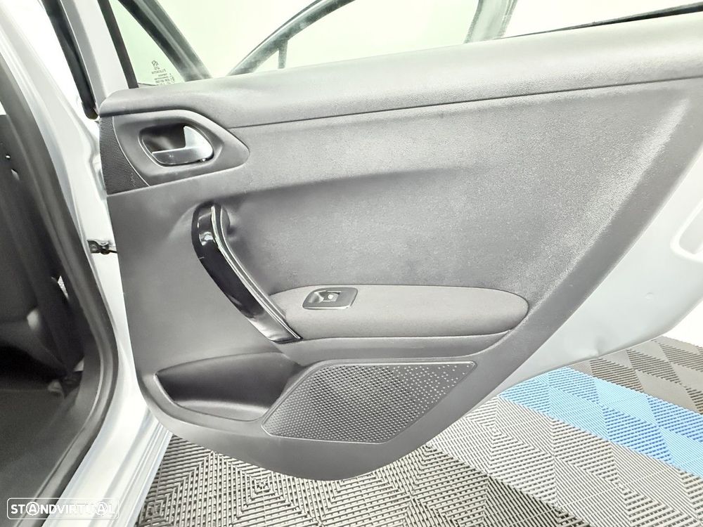 Peugeot 208 1.2 PureTech Allure - 21