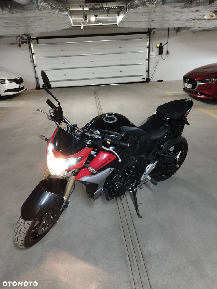 Suzuki GSR - 24