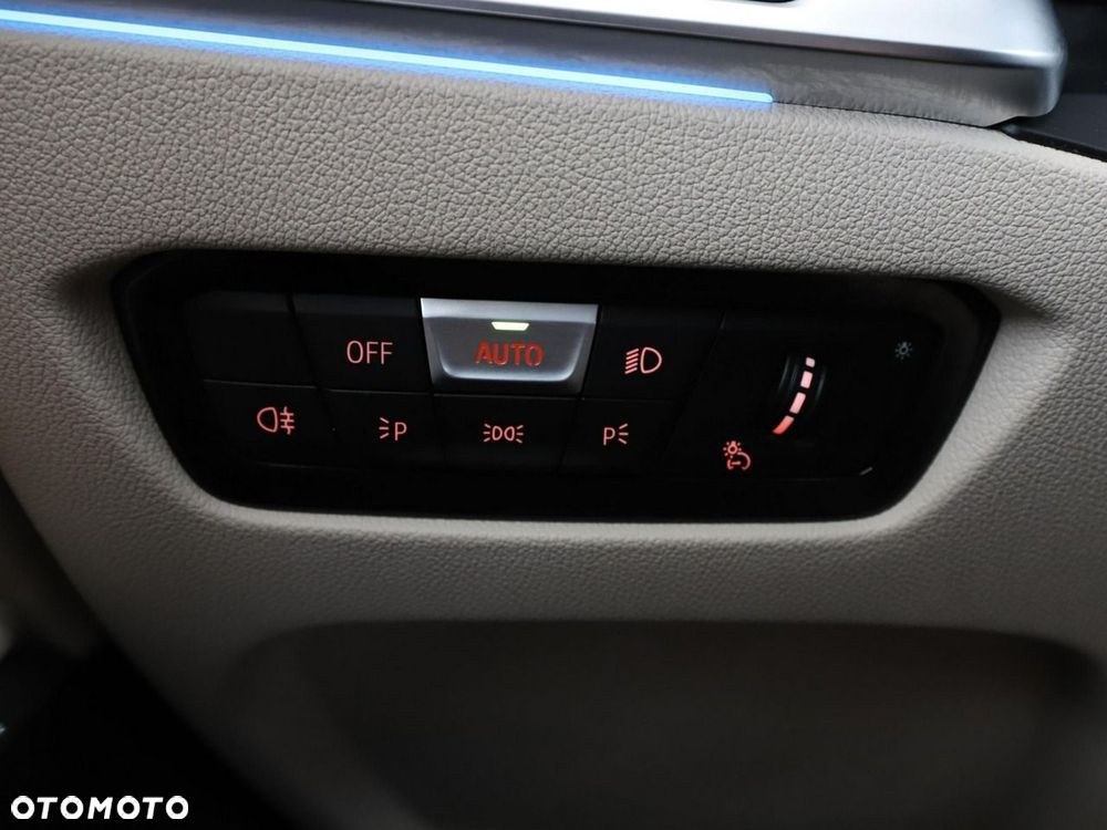 BMW Seria 3 320e PHEV M Sport - 36