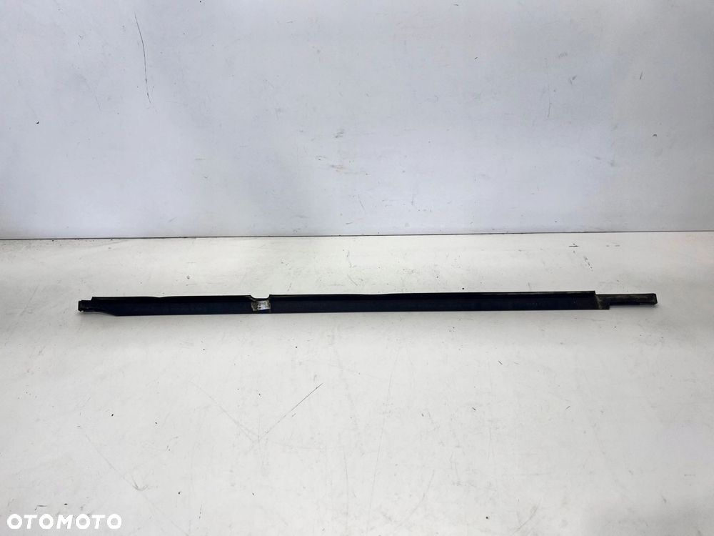 LISTWA ZGARNIAJĄCA SZYBĘ DRZWI LEWY TYŁ VW TIGUAN 5N0839475 CHROM - 1