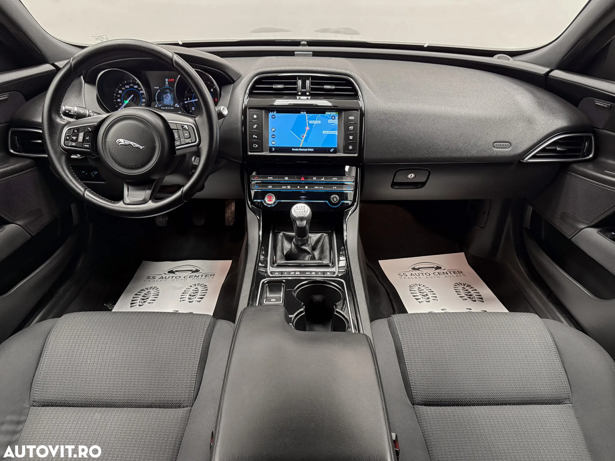 Jaguar XE 2.0 Pure - 23