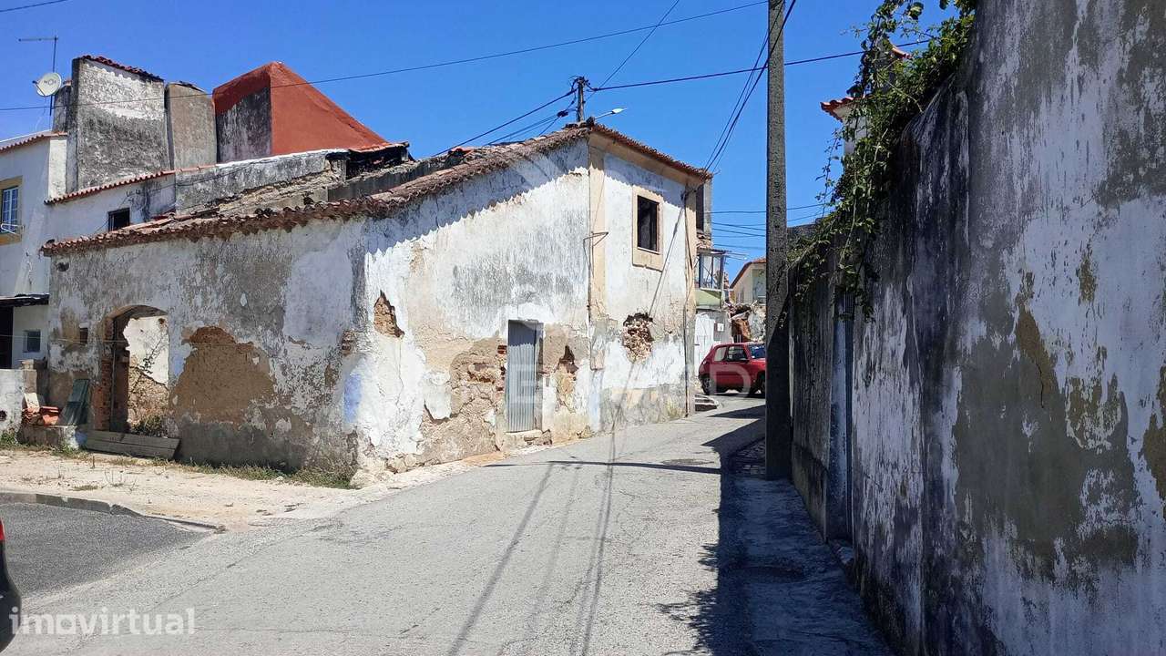 Edifício de 2 pisos para reconstruir a 30 minutos de Lisboa - Grande imagem: 2/3