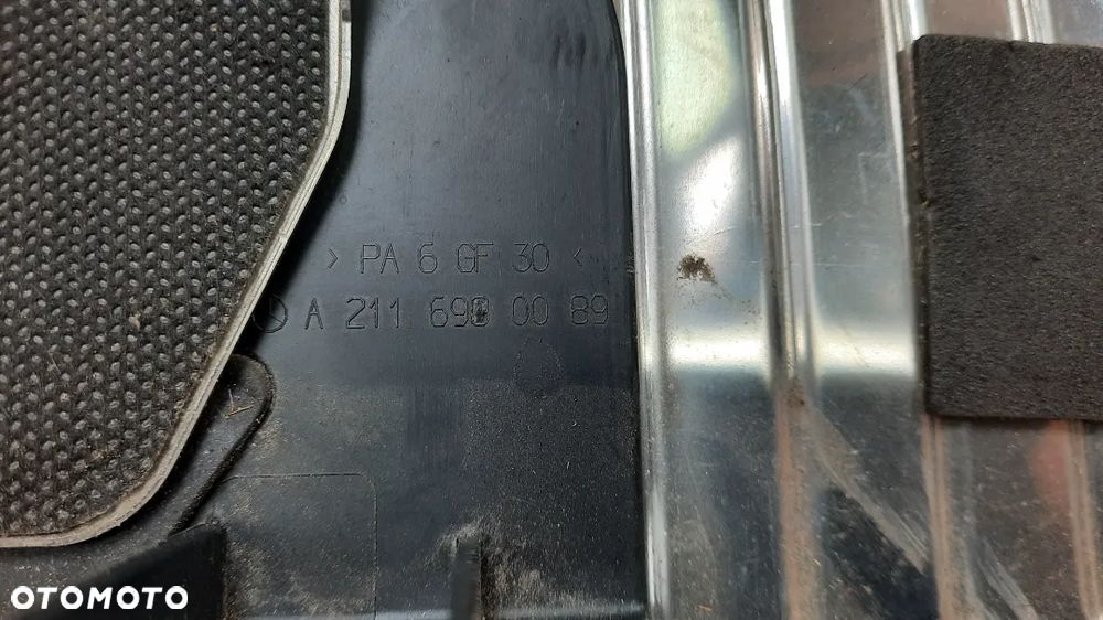 Mercedes W211 e-klasa osłona rygla zamka bagażnika A2116900089 - 7