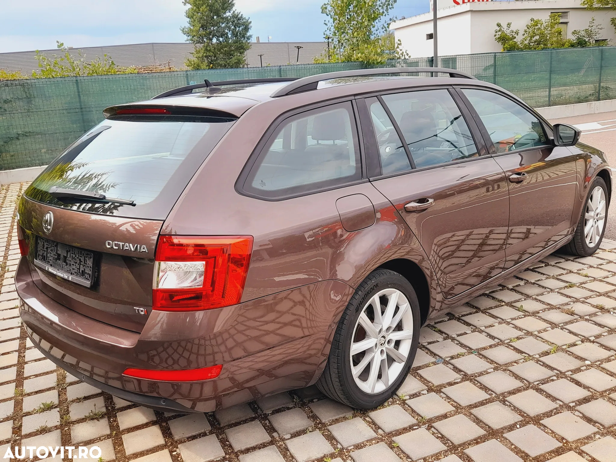 Skoda Octavia Combi 2.0 TDI DSG Premium Edition - 4