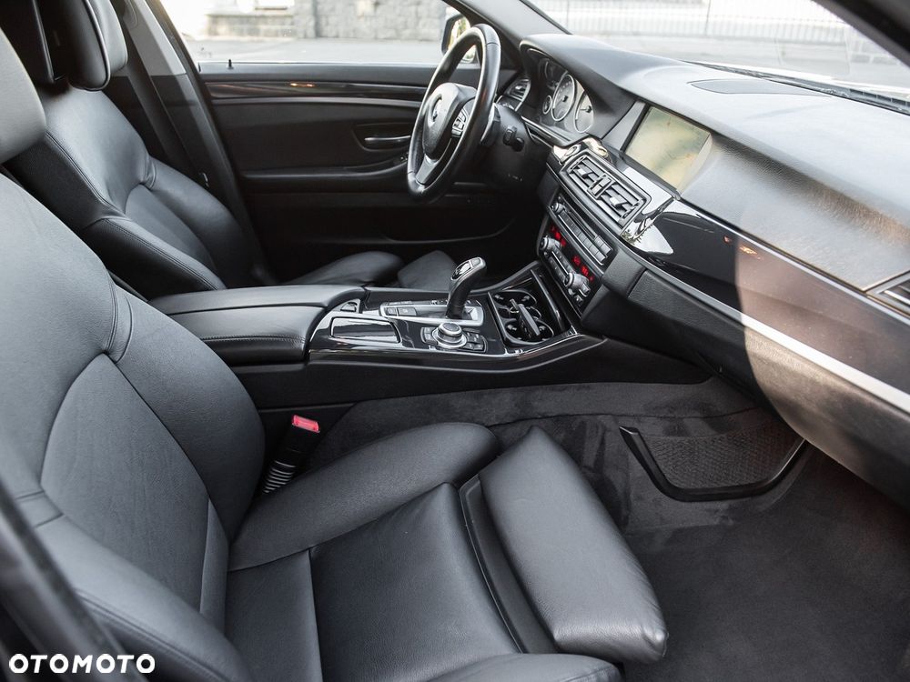 BMW Seria 5 528i xDrive Sport-Aut Luxury Line - 29