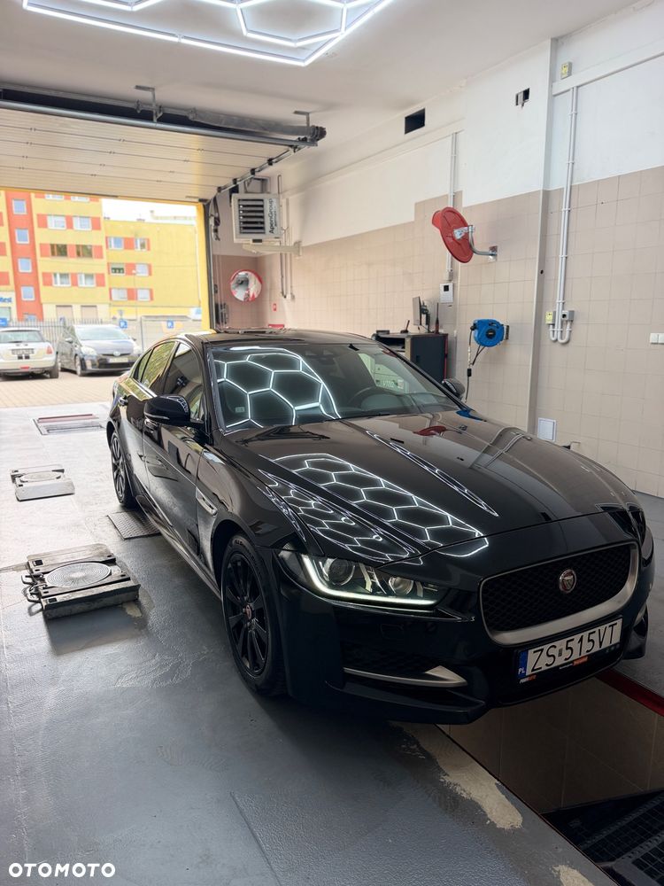 Jaguar XE 2.0 D AWD R-Sport - 5