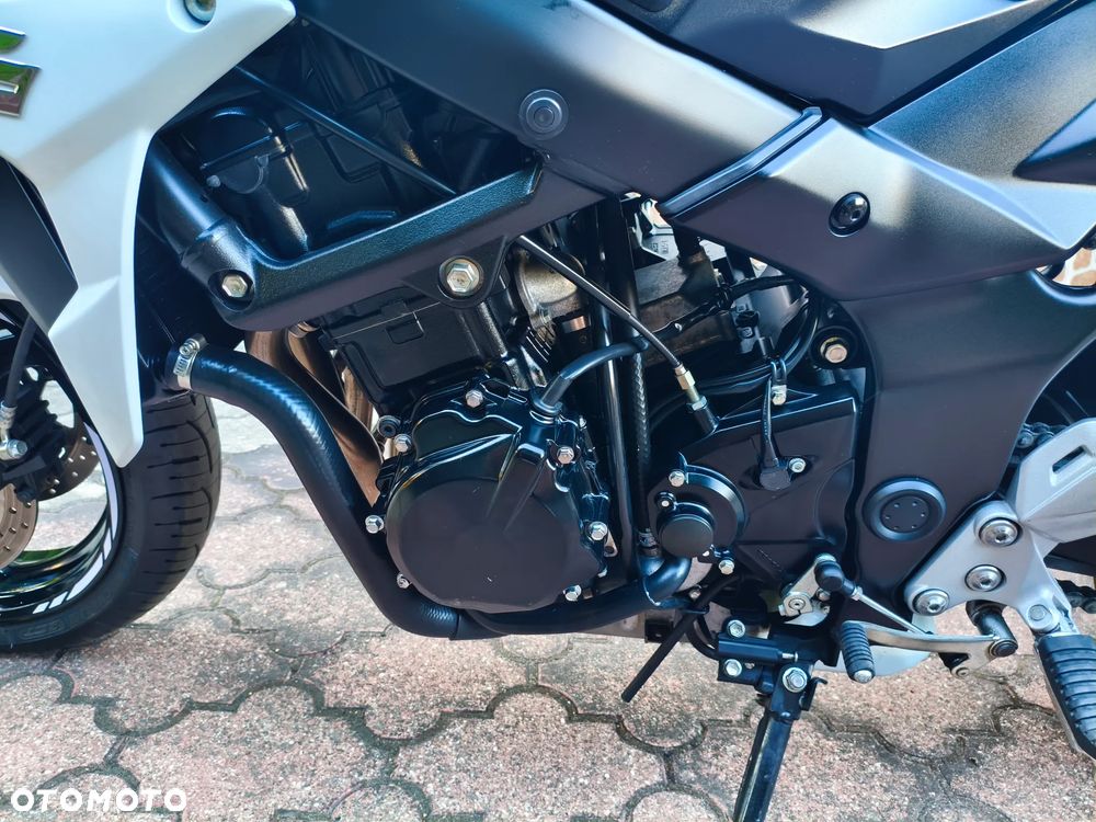 Suzuki GSR - 8