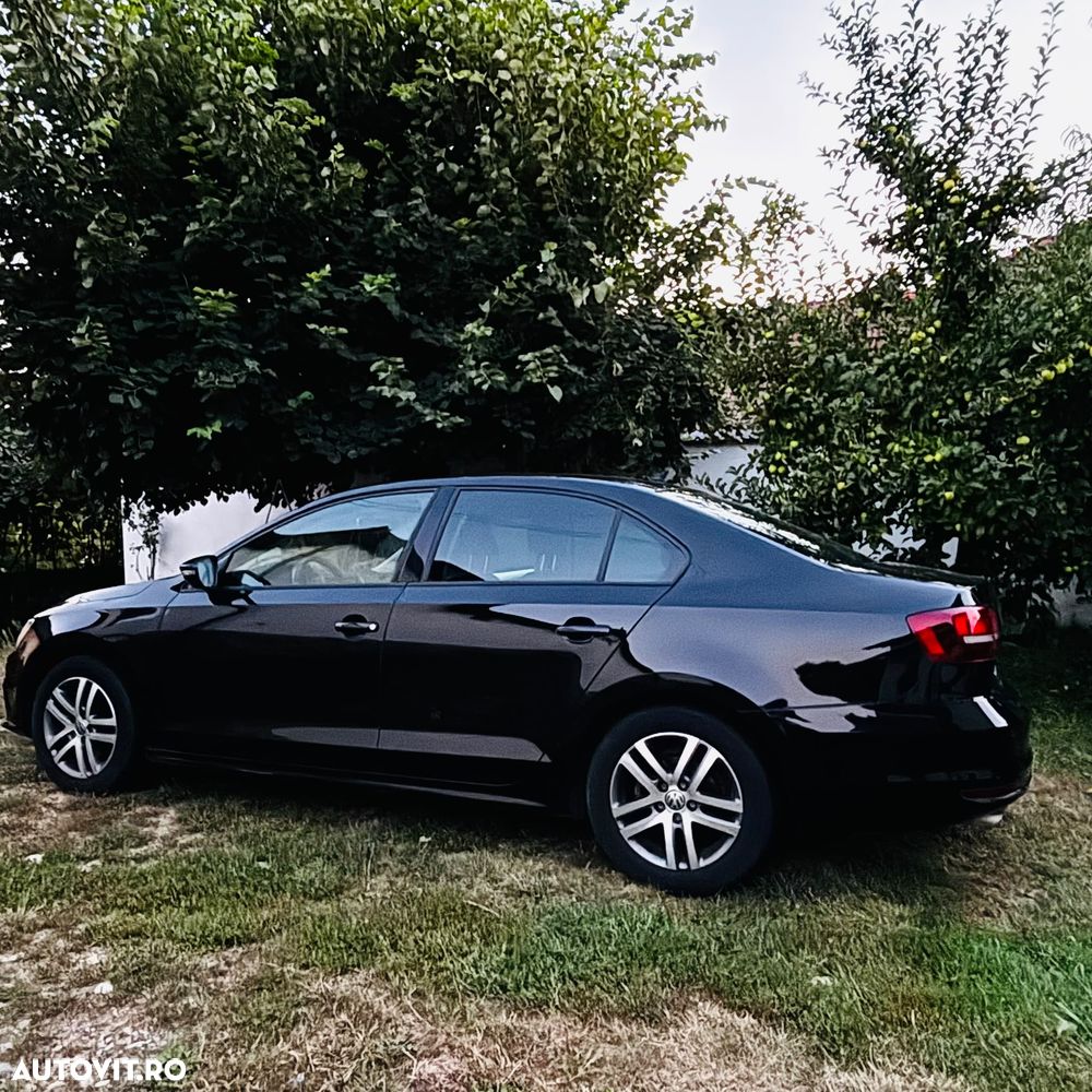 Volkswagen Jetta - 1