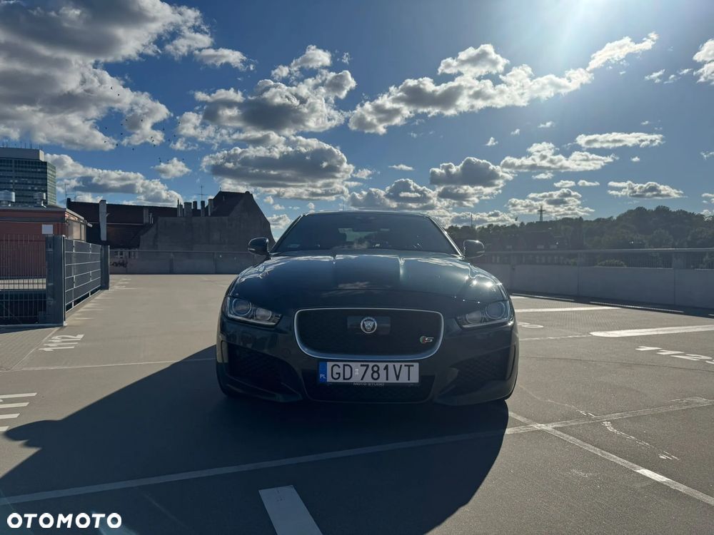 Jaguar XE - 15